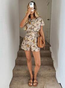 Easowa 复古花卉印花休闲优雅女装，包括圆领褶皱腰上衣和荷叶边腰袋短裤