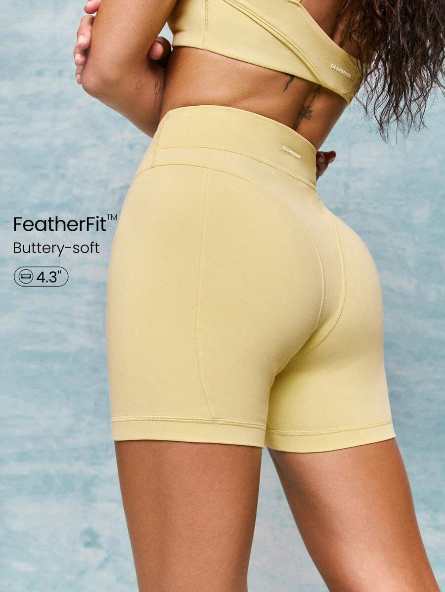 GLOWMODE 4.3英寸 FeatherFit™ 升级版丝滑柔软弹力吸汗运动骑行短裤，低冲击瑜伽普拉提芭蕾工作室日常休闲装 - French Vanilla - 查看 1