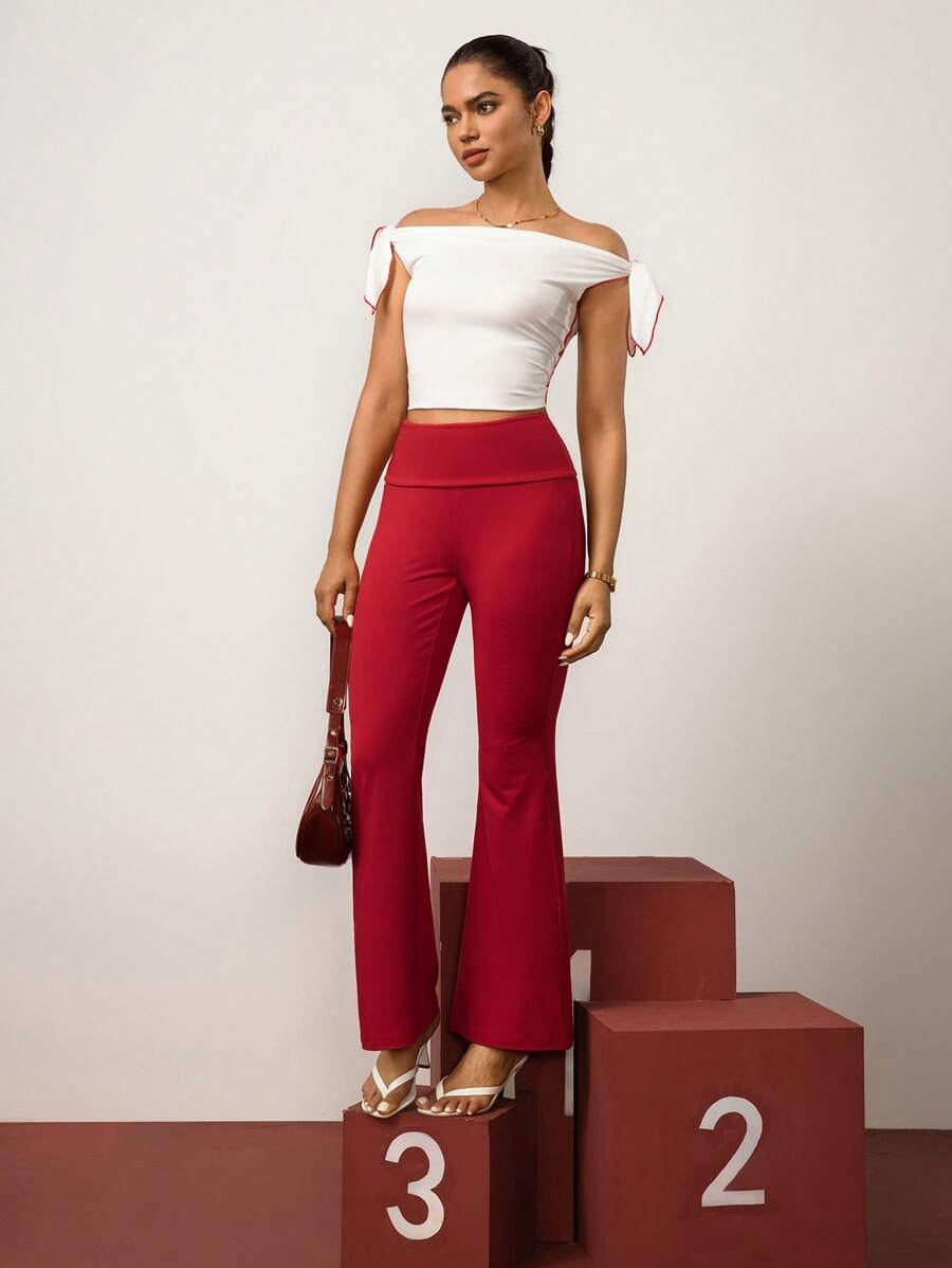 Hanevo Camiseta deportiva ceñida de estilo minimalista y artístico único, de diseño con lazo y escote bardot en contraste de color blanco y rojo, nueva para el verano - Blanco - Ver 1