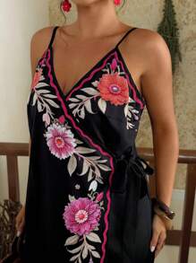 Travachic 大码女式黑色热带植物印花裹身连衣裙，系带V领短吊带，非常适合夏季度假、海滩穿着和短途城市旅行。 - 黑色 - 查看 4