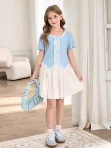 SHEIN Bộ 2 món cho bé gái tuổi mới lớn: Áo thun cổ tròn tay ngắn dệt kim gân và chân váy mini xếp ly cạp chun thoải mái - Màu xanh lam - Xem 4