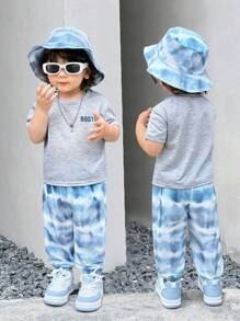 SHEIN 3er Set Lässiger süßer & lustiger Street Chic Basic Koreanischer Stil bequemer modischer Letterdruck Rundhals Kurzarm T-Shirt, Batik-Strick Hose und passender Batik Hut Set für Baby Jungen und -mädchen, geeignet für Outdoor, zuhause, Reisen, Urlaub, Geburtstags-Party, Taufe, 1. Geburtstagfeier, Abendparty, Aufführung, Hochzeit, Frühling/Sommer/Herbst - Blau-Weiß - Übersicht 2