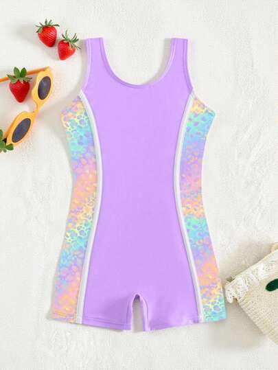 Modern flickor med skarvade färgglada leopardmönster, sportjumpsuit, lämplig för strandsemester och surfing