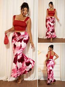 SHEIN PETITE ملابس علوية كاميزول مربعة الرقبة ضيقة للسيدات بحجم كبير وتنورة مطوية مطبوعة مصممة ضيقة بنمط الحورية، مجموعة أنيقة من قطعتين للصيف - ابيض واحمر - مشاهدة 3