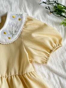 SHEIN Vintaside Kids Vestido corto de niña de color amarillo intenso, con diseño de cuello Peter Pan, dulce y llamativo, con decoración bordada de flores que agrega estilo, corte ajustado simple que resalta la vibrantecortesía, adecuado para juegos al aire libre, uso en casa, actividades deportivas, fiestas de cumpleaños y otras ocasiones