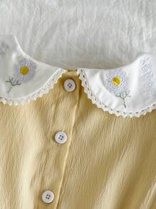 SHEIN Vintaside Kids Vestido corto de niña de color amarillo intenso, con diseño de cuello Peter Pan, dulce y llamativo, con decoración bordada de flores que agrega estilo, corte ajustado simple que resalta la vibrantecortesía, adecuado para juegos al aire libre, uso en casa, actividades deportivas, fiestas de cumpleaños y otras ocasiones