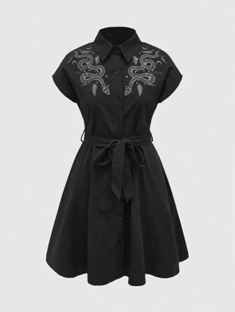 Goth Sommerkleid mit Schlangenhautmuster, Gürtel und kurzen Ärmeln in Schwarz