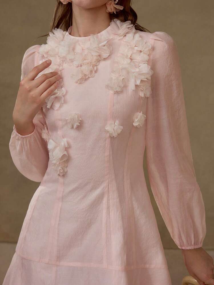 VESTIDO CORTO HECHO A MANO CON CUELLO ALZADO, MANGA LARGA Y BAJO DE TULIPÁN, DECORADO CON FLORES 3D, COLOR ROSA