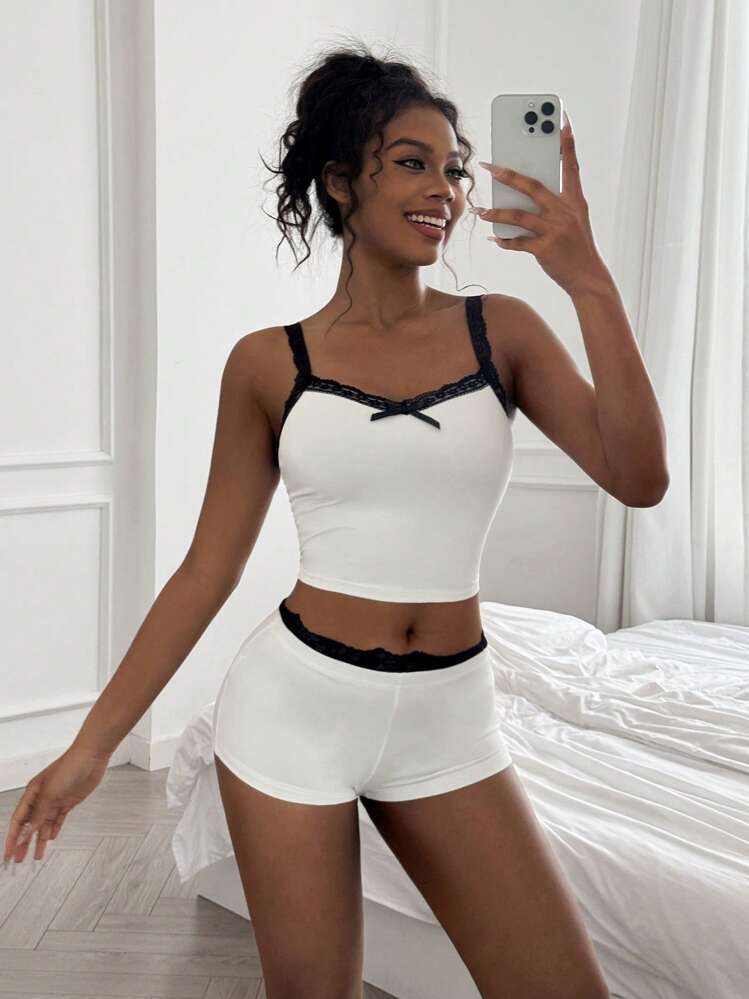 Amplova 2 件套拼色蕾丝拼接蝴蝶结装饰吊带背心和超低腰蕾丝拼接翻领腰带迷你短裤 - 白色 - 查看 3