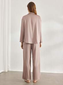 Ocili 休闲女士缎面丝滑宽松长袖睡衣套装，尽显秋日法式优雅，舒适自在，秋冬装扮，温暖优雅细节 - 卡其色 - 查看 3
