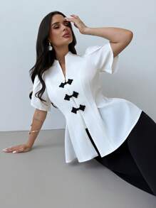 Firerie 女式白色中式立领纽扣花瓣袖喇叭下摆衬衫上衣，适合春夏季、通勤、优雅、办公室、母亲节穿着 - 白色 - 查看 3