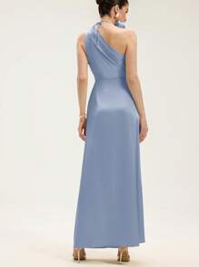 Revavyn 浪漫派对礼服，缎面斜肩，腰部褶饰设计，修身连衣裙，搭配 3D 花朵颈链，女士长款无袖连衣裙 - 淺藍色 - 查看 2