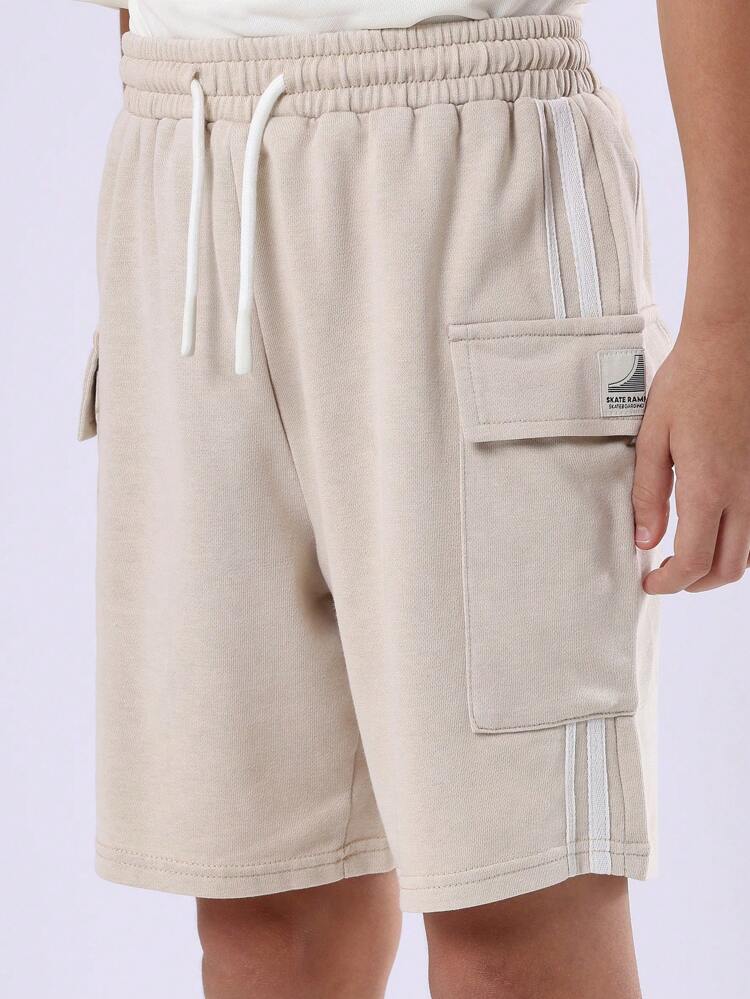 Completo T-shirt e pantaloncini oversize con dettaglio laterale a righe