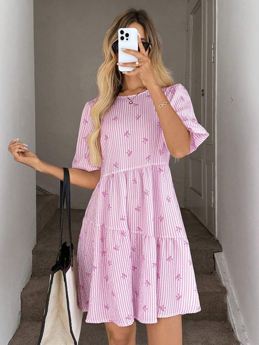 SHEIN LUNE Romantisches, lässiges Puppenkleid mit rosa Streifen und Schmetterlingsdruck für den Sommer für Damen. Damenbekleidung. Fließendes Sommerkleid, Babydoll-Oberteil, Urlaubskleid, Sommeroutfits für Damen, europäisches Sommerkleid mit Milchmädchenmotiv