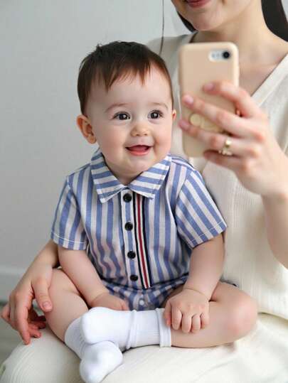 1pc Baby Boy Casual Blue & White Stripe Woven Bodysuit, With Ribbon Decor, Short Sleeve Polo Collar, Button Opening At Collar & Bottom, Suitable For Indoor & Outdoor Daily Wear, Size From 3 Months To 24 Months