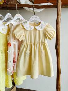 SHEIN Vintaside Kids Vestido corto de niña de color amarillo intenso, con diseño de cuello Peter Pan, dulce y llamativo, con decoración bordada de flores que agrega estilo, corte ajustado simple que resalta la vibrantecortesía, adecuado para juegos al aire libre, uso en casa, actividades deportivas, fiestas de cumpleaños y otras ocasiones
