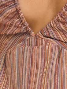 Nöista Mono marrón de rayas con escote en V profundo, con finos tirantes de espagueti y un busto entallado. Los pantalones de pierna ancha crean una silueta relajada y transpirable, perfecta para el clima cálido. Sus tonos terrosos y sus alegres rayas se complementan bien con vestidos de verano para mujeres, atuendos de verano, vestidos de sol, ropa de verano talla grande y blusas de verano lindas. - Rojo - Ver 4