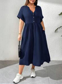 SHEIN Essnce 大码女装春夏时尚休闲宽松舒适日常黑色纹理面料 V 领短袖中长连衣裙，带口袋，女士夏季服装，工作服，曲线黑色连衣裙，教堂服装女士 - 藏蓝色 - 查看 3