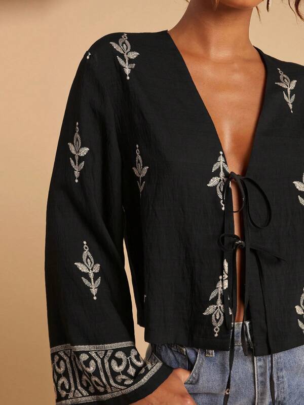 Travachic Blusa preta de tecido com decote em V profundo, mangas flare e estampa completa para mulheres, blusa boho com amarração frontal, adequada para férias, chá da tarde, temporada de casamentos, férias em cruzeiro na praia, férias em viagem de carro pela cidade, férias boho, festivais de música, moda praia, Páscoa, praia, tops elegantes para mulheres