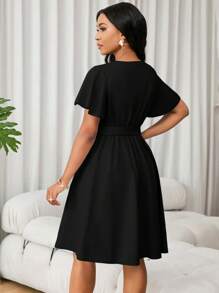 Lunelith SHEIN Lunessa 女式纯色 V 领 A 字腰带优雅短袖连衣裙 - 黑色 - 查看 2