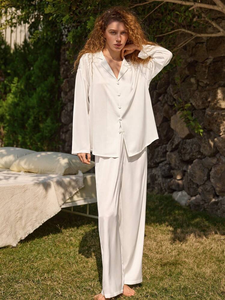 Ensemble de pyjama en satin décontracté pour femme, haut à manches longues et pantalon ample à texture lisse. Ensemble de pyjama confortable et élégant pour la saison des fêtes, l'automne et l'hiver. - Blanc - Voir 5