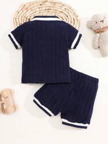 SHEIN Neugeborene und Baby Jungen mit marineblau gestreiften Fäden, Kragen mit Frontverschluss, kurzärmelige Oberteile und Shorts in der gleichen Farbe, bequemer und einfacher Stoff, hautfreundlich, modisch und hübsch