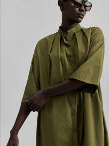 Ontre 2026春夏女士中长连衣裙，纯色军绿色，褶裥设计，落肩，长袖，单排扣，休闲宽松长裙，夏季，梭织面料，宽松版型，毕业礼服，优雅女士连衣裙，度假连衣裙，海滩音乐节，教师装，商务休闲，都市时尚，通勤，下午茶，假日，派对，婚礼宾客着装，百搭休闲女装，办公装，春夏服装，节日装扮，开衩，中长连衣裙 - 軍綠色 - 查看 4