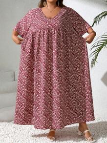 SHEIN CURVE+ Vestido holgado de mujer talla grande con estampado floral pequeño, escote en V y mangas cortas tipo babydoll,vestido árabe, ropa árabe, vestimenta bohemia para vacaciones de verano / país / playa, atuendos de playa, ropa de playa