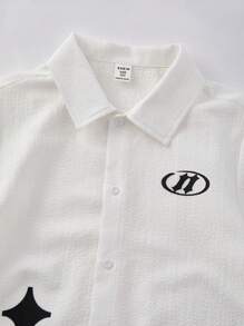 SHEIN 1 件青少年男孩休闲运动街头时尚白色翻领衬衫，纹理面料上有大字母图案，适合返校，适合生日派对、晚会、表演、婚礼、洗礼、开幕式，日常适合日常使用，适合上学，适合旅行，适合运动，适合春夏和秋季，适合白色上衣学校返校白色 T 恤 Y2k 上衣 - 白色 - 查看 5