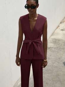 Aveloria Modichic 新款优雅职业女装套装，V领无袖缎面拼接束带背心和修身喇叭裤，修身工作服 - 酒紅色 - 查看 5