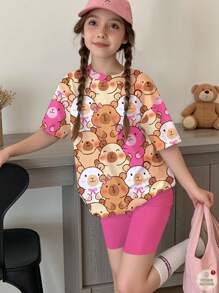 SHEIN 2 Stücke/Set niedliches Capybara Cartoon Tier Muster T-Shirt & Shorts Set, Tween-Mädchen Lässig minimalistischer Stil, geeignet für Sommer, fröhliche Kinder Sommer Outfits, Urlaubsgefühle, Sommer Blumen, Sommer Outfits für Urlaubsstimmung, Ferienkinderbekleidung, Urlaubsgefühle, im Stil gehen, Farbkontraste