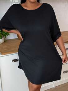 SHEIN Chemise de nuit casual en tricot avec bordure en dentelle, grande taille, noire