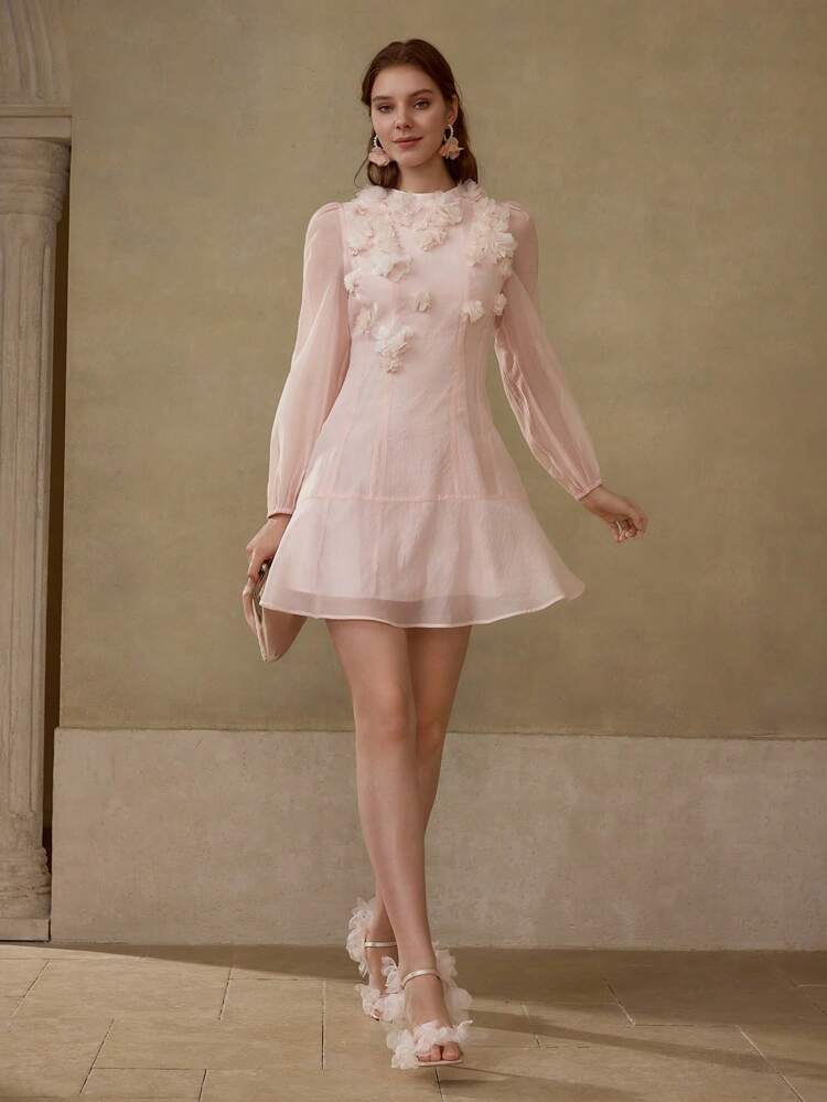 VESTIDO CORTO HECHO A MANO CON CUELLO ALZADO, MANGA LARGA Y BAJO DE TULIPÁN, DECORADO CON FLORES 3D, COLOR ROSA