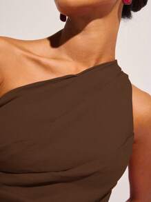 COSMINA Vestido corto sin mangas monocromático con cuello asimétrico y pliegues - Café integral - Ver 7