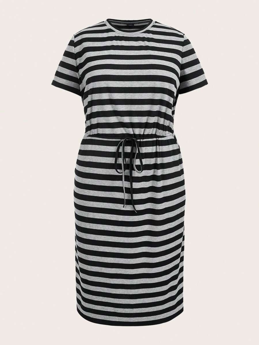 SHEIN BASICS Abito casual a maniche corte, a collo rotondo, a maglia aderente a righe, taglie forti - Bianco e nero - Visualizzare 1