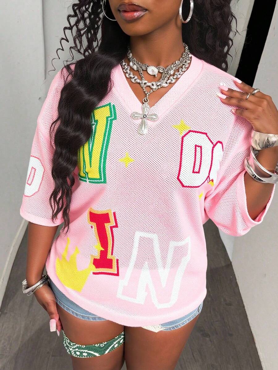 Slaydiva 2025 夏季新款街头休闲粉色网眼面料和字母数字印花宽松 V 领短袖女式 T 恤，适合音乐节、日常旅行、度假、波西米亚风、旅行、海边、海滩、毕业典礼、返校、节日派对、运动-B - 粉色 - 查看 1