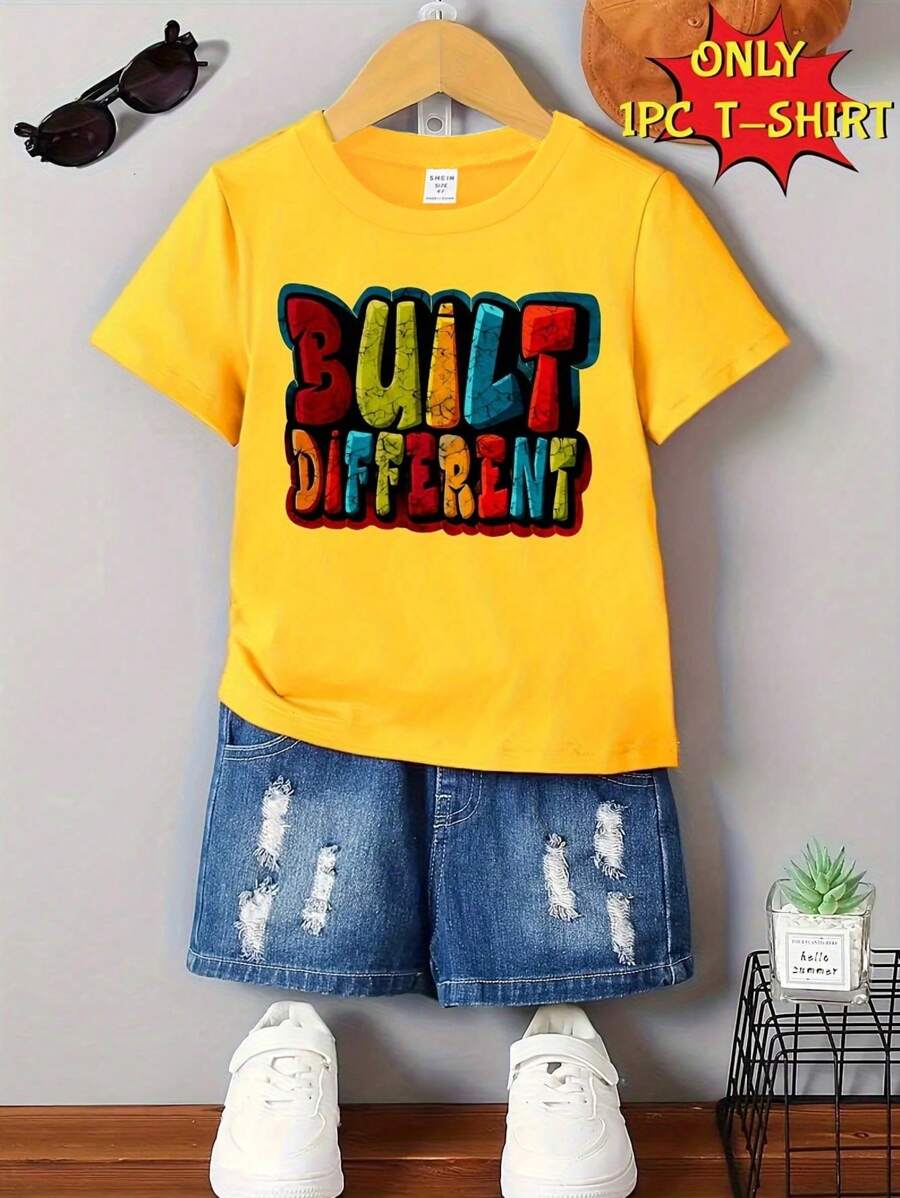 SHEIN Camiseta de manga corta con cuello redondo y estampado de letras "BUILT DIFFERENT" de estilo callejero de colores brillantes para niño, estilo casual de verano - Multicolor - Ver 1