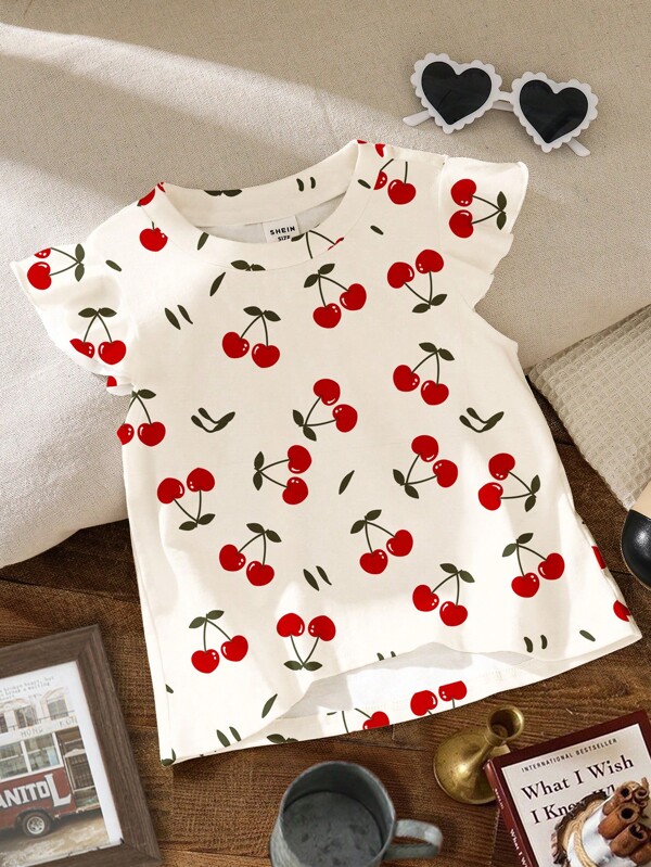 SHEIN Niña pequeña con estampado de cerezas lindo, "Cherry Girl" Blusa casual con cuello redondo y mangas cortas, adecuada para primavera/verano, vacaciones relajantes, fines de semana en la playa, artículos de verano lindos para niños, estilo coreano, modo playa activado, artículos para salidas de verano