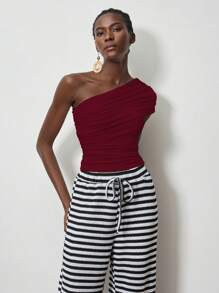 Lumivelle Blouse décontractée pour femmes de grande taille, fabriquée en coton, avec épaule asymétrique, détails plissés à l'épaule et sur le côté - Rouge foncé - Voir 5