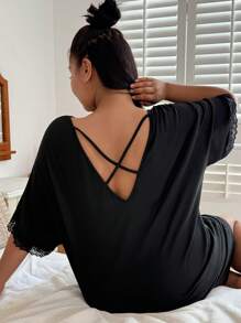 SHEIN Chemise de nuit casual en tricot avec bordure en dentelle, grande taille, noire