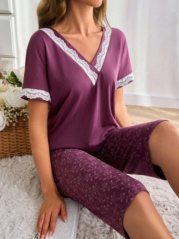 RueChic Set Pigiama da casa da donna in 2 pezzi composto da camicia a maniche corte con dettagli in pizzo a contrasto e pantaloni capri con motivo floreale