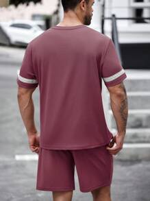 Manfinity Homme 男士加大码夏季条纹编织腰带圆领短袖T恤和短裤休闲套装男装套装男式两件套套装摩卡男士两件套休闲男装套装 - 中紫紅色 - 查看 2