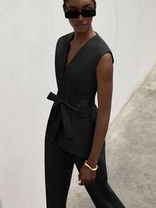 Aveloria Modichic 新款优雅百搭商务女装套装，深 V 领无袖缎面拼接腰带背心，搭配修身喇叭裤、及踝长裤 - 黑色 - 查看 1