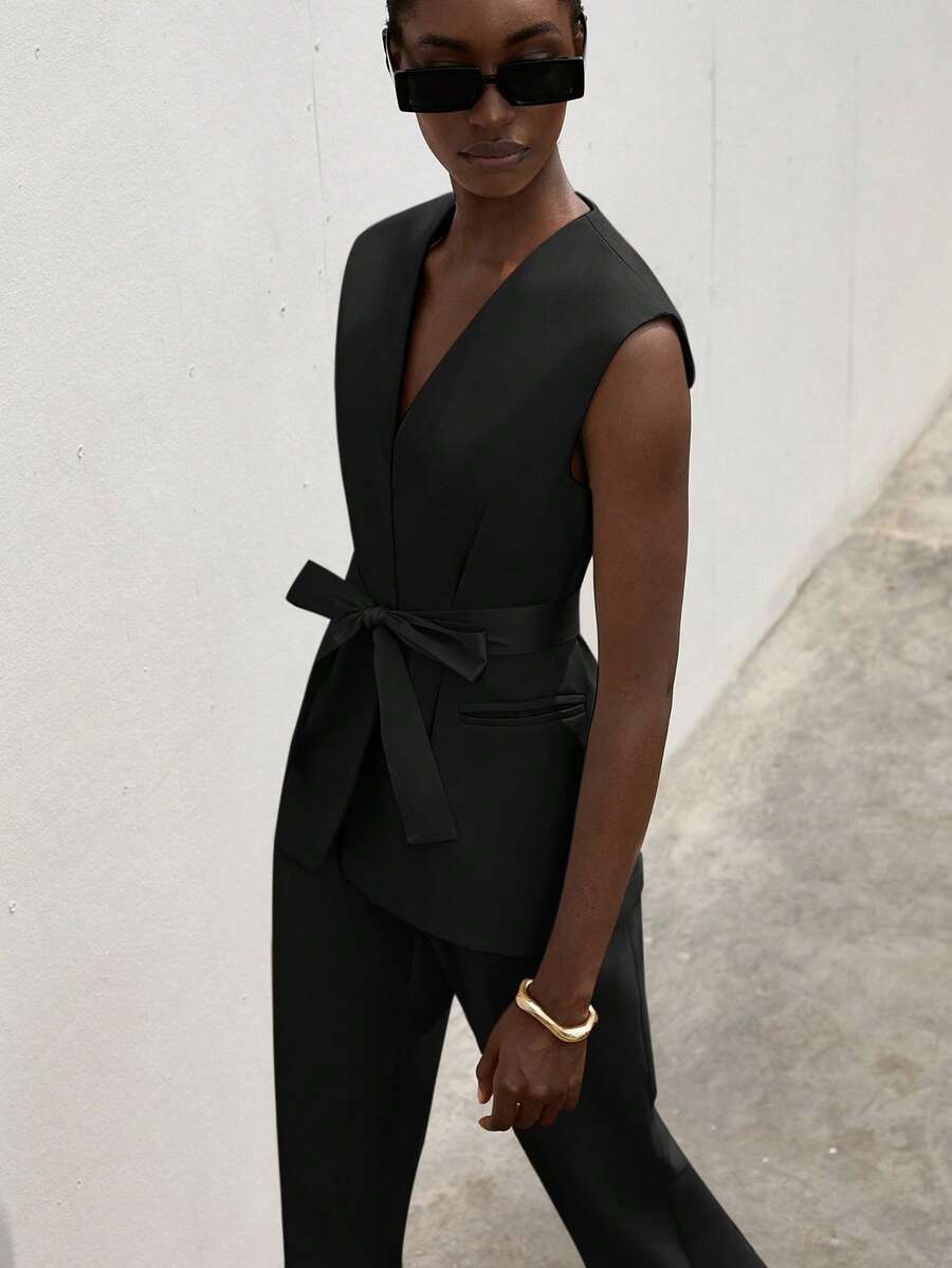Aveloria Modichic 新款优雅百搭商务女装套装，深 V 领无袖缎面拼接腰带背心，搭配修身喇叭裤、及踝长裤 - 黑色 - 查看 1