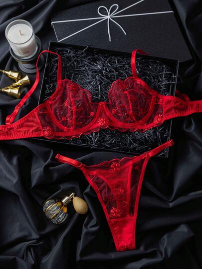 SHEIN مجموعة ملابس داخلية أنيقة من الشيفون المطرز مع حمالة صدر رافعة والسروال للمقاسات الكبيرة، رفع