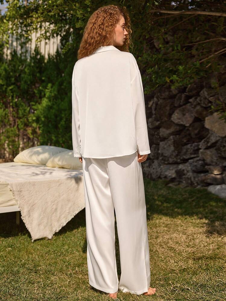 Ensemble de pyjama en satin décontracté pour femme, haut à manches longues et pantalon ample à texture lisse. Ensemble de pyjama confortable et élégant pour la saison des fêtes, l'automne et l'hiver. - Blanc - Voir 3