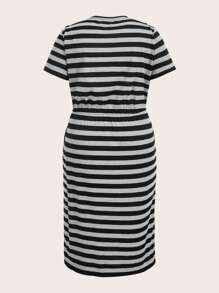 SHEIN BASICS Abito casual a maniche corte, a collo rotondo, a maglia aderente a righe, taglie forti - Bianco e nero - Visualizzare 2