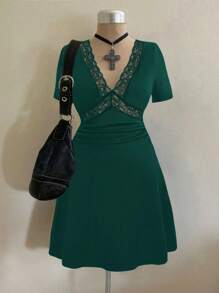 Sweetra 时尚 V 领蕾丝拼布透视性感连衣裙 - 墨綠色 - 查看 1