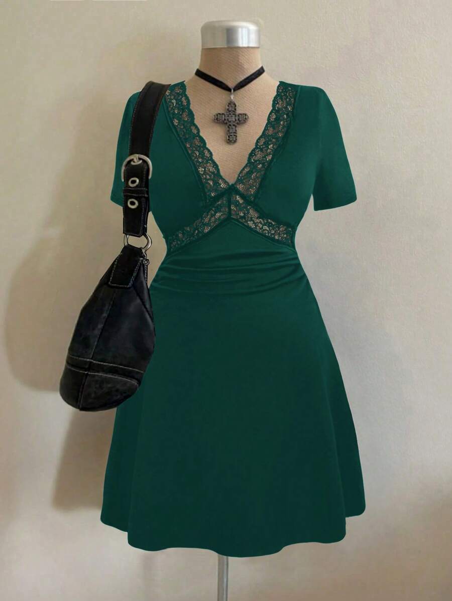 Sweetra 时尚 V 领蕾丝拼布透视性感连衣裙 - 墨綠色 - 查看 1