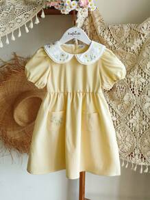 SHEIN Vintaside Kids Vestido corto de niña de color amarillo intenso, con diseño de cuello Peter Pan, dulce y llamativo, con decoración bordada de flores que agrega estilo, corte ajustado simple que resalta la vibrantecortesía, adecuado para juegos al aire libre, uso en casa, actividades deportivas, fiestas de cumpleaños y otras ocasiones